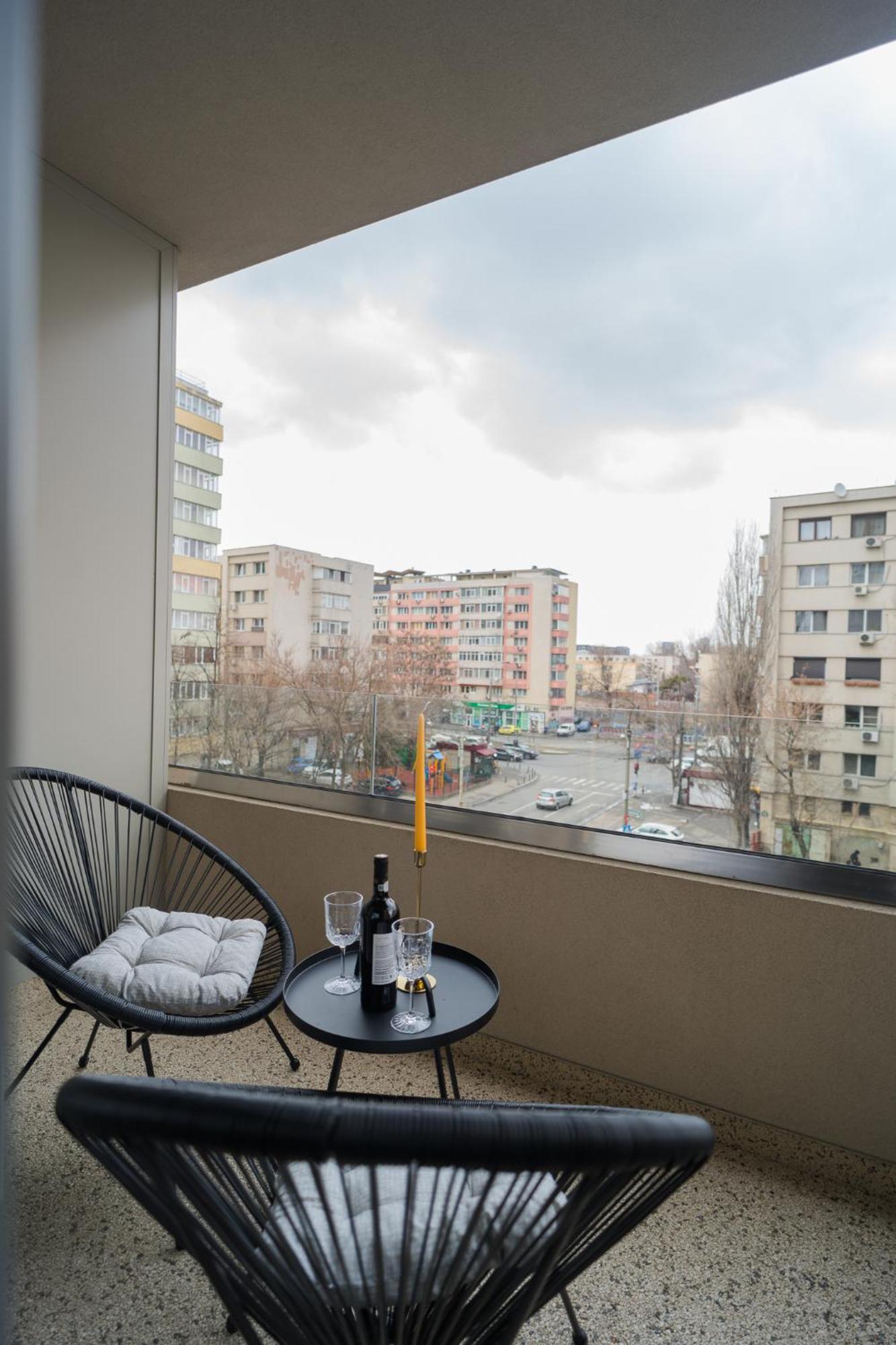 Central Apartments With City View & Large Balcony Bukarest Kültér fotó